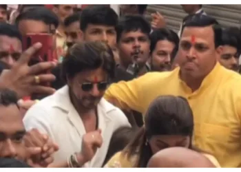 किंग खान ने लिए लाल बाग के राजा के दर्शन, भीड़ देख SRK के छूटे पसीने