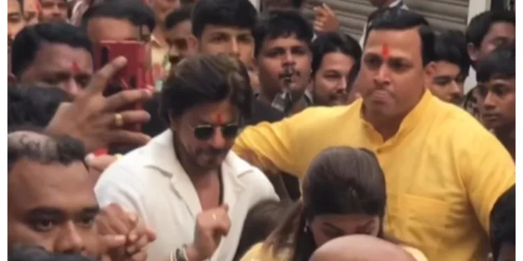 किंग खान ने लिए लाल बाग के राजा के दर्शन, भीड़ देख SRK के छूटे पसीने