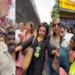 सोनू सूद ने लिए लाल बाग के राजा के दर्शन, भीड़ मै फसी फराह खान, और सोनू सूद की हालत हुई ख़राब
