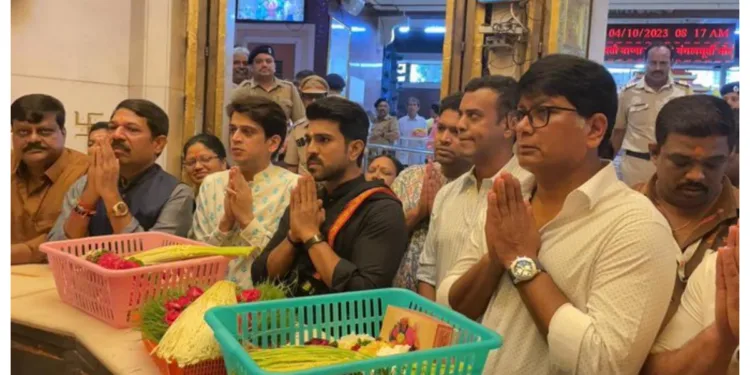  नंगे पांव बप्पा के दर्शन करने पहुंचे Ram Charan,फैंस हुऐ ख़ुश तस्वीरें हुईं वायरल