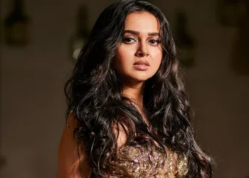 तेजस्वी के हाथ लाखों की इस चीज़ को देख कर हैरान हुए सभी, सोशल मीडिया पर वायरल