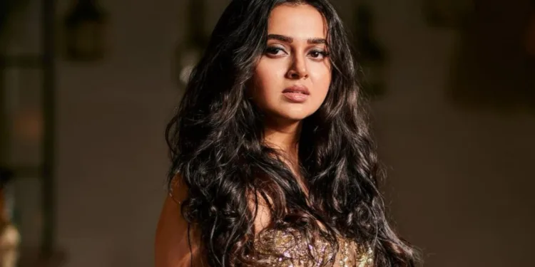 तेजस्वी के हाथ लाखों की इस चीज़ को देख कर हैरान हुए सभी, सोशल मीडिया पर वायरल