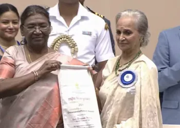 69th National Film Awards: अवार्ड मिलते ही रो पड़ीं दिग्गज एक्ट्रेस वहीदा रहमान, नहीं थम रही थी तालियां