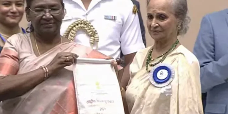 69th National Film Awards: अवार्ड मिलते ही रो पड़ीं दिग्गज एक्ट्रेस वहीदा रहमान, नहीं थम रही थी तालियां