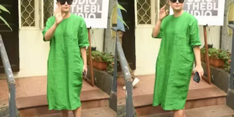 करीना कपूर की फैंस ने उड़ाई खिल्ली, कहा – ‘ये मरीज की ड्रेस पहनकर कहां जा रही हैं…