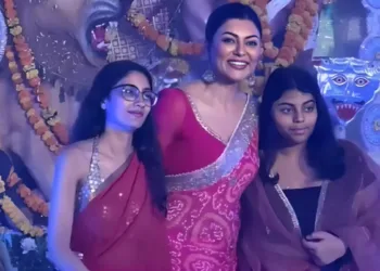 दुर्गा पंडाल पूजा में शामिल हुईं सुष्मिता सेन, खूबसूरती और सादगी पर लोग हुए फ़िदा