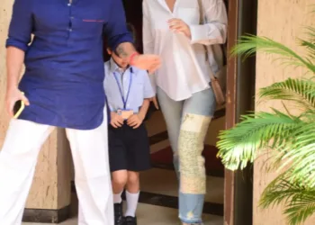 यूनिफार्म में स्पॉट हुए तैमूर, सैफ और करीना के साथ पहुंचे स्कूल, वीडियो वायरल