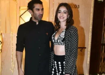 मुंबई के एक रेस्टोरेंट में स्पॉट हुए आदित्य-अनन्या, वीडियो में सामने आई नज़दीकियां